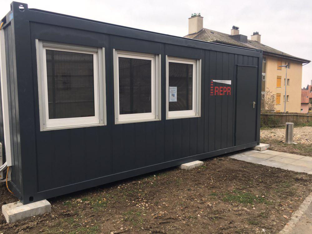 Le cabanon REPR devant l'établissement d'exécution de peine de Bellevue (NE) Le cabanon REPR devant l'établissement d'exécution de peine de Bellevue (NE)